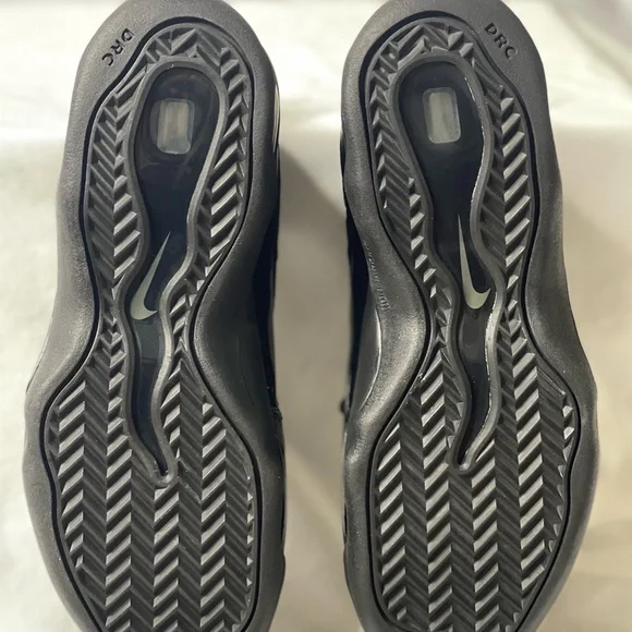 "PRE-OWNED" *RARE FIND* BOYS SIZE 7 NIKE AIR BAKIN SHOE "BLACKOUT" *WORN ONCE*